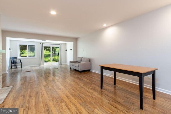 Building Photo - 7 Belaire Way
