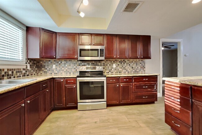 Building Photo - 2814 Golden Leaf Dr