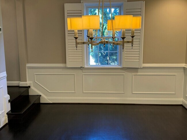 Building Photo - Stunning Home, Great Location, and More!