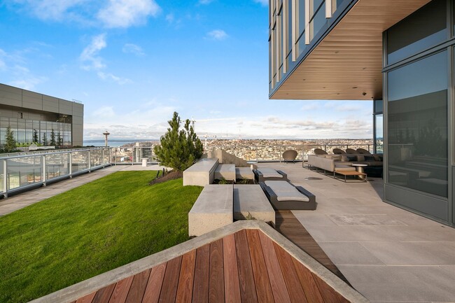 Building Photo - Bright and Modern World-Class Condo