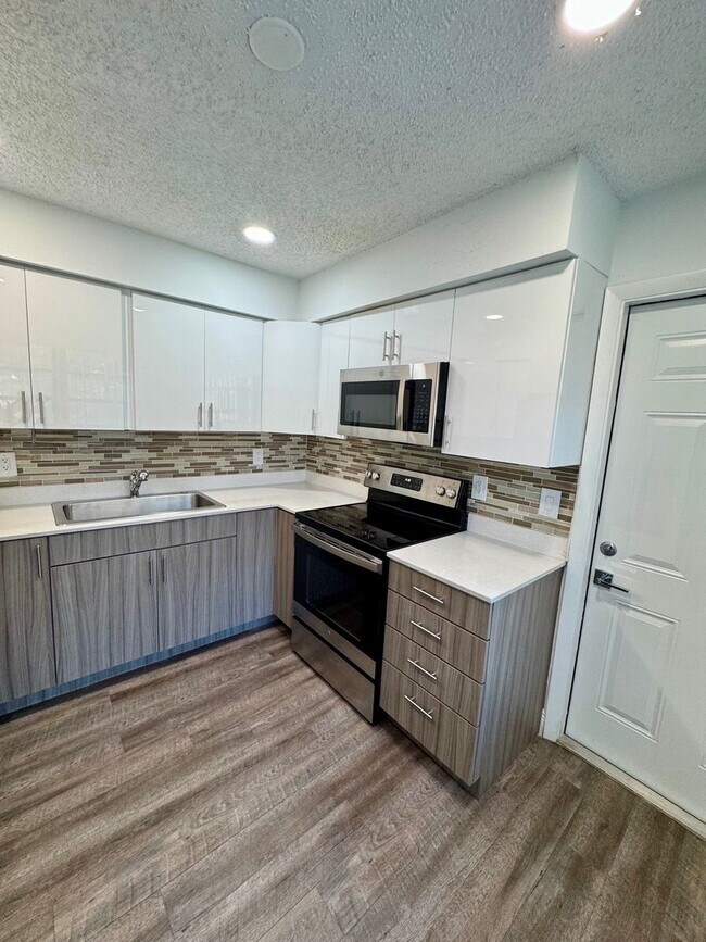 Building Photo - 100 SW 9th St