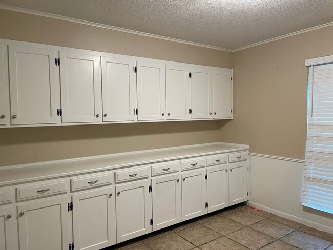 Building Photo - 3/2/2 plus bonus room WOISD