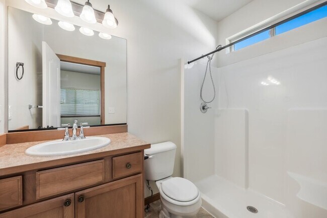 Building Photo - 3 bed 2 bath Crown Pointe Neighborhood with A/C