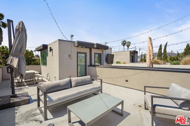Building Photo - 926 N Ridgewood Pl