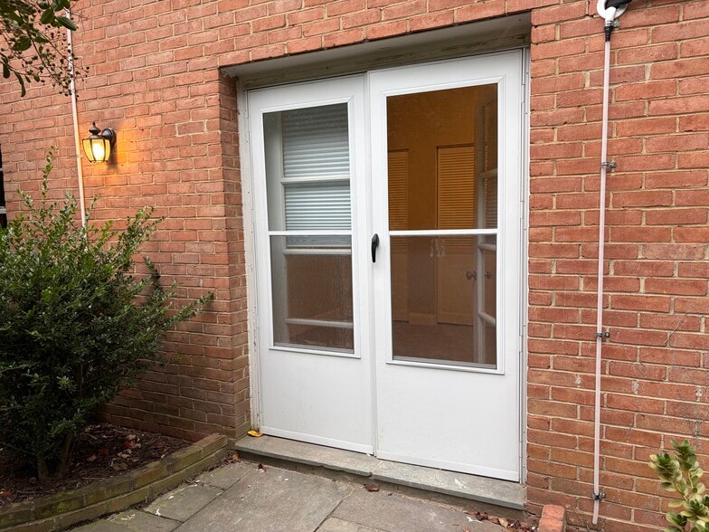 Private entrance - 9805 Hillridge Dr
