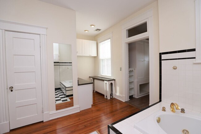 Building Photo - -- AVAILABLE 05/26/2026 -- MUSEUM DISTRICT CHARMER! 2 CAR GARAGE