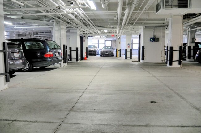 Building Photo - Remodeled 1br+office at the storied Francesca building