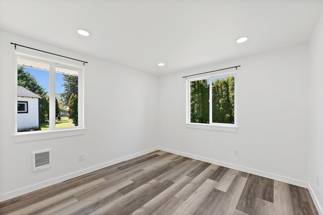 Building Photo - Renovated 3-Bed Rambler in Lakewood | Priv...