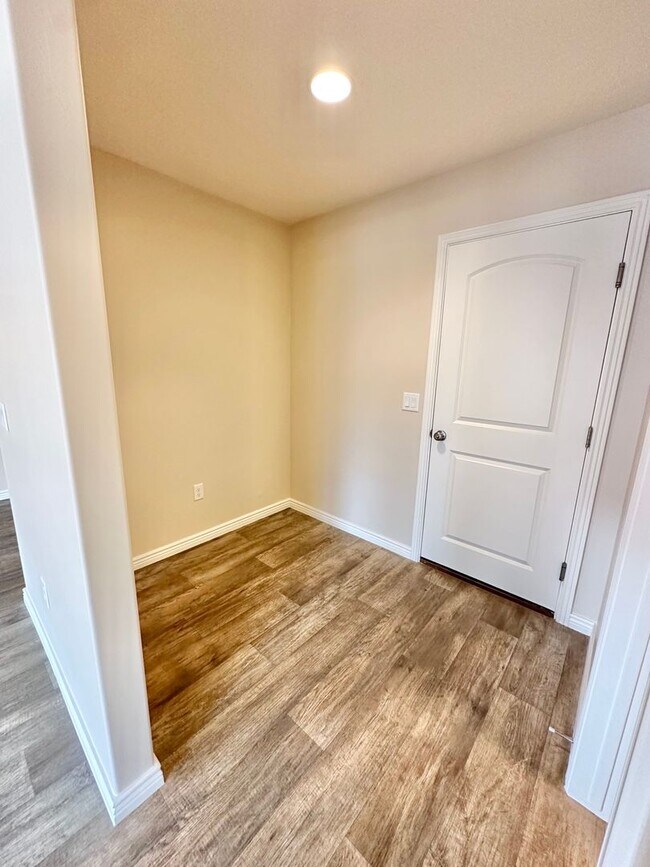 Building Photo - Desert Canyon Home!