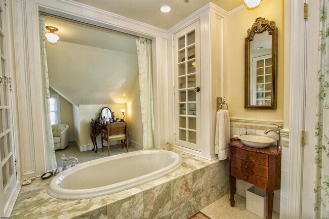 Building Photo - 2 S Dudley Ave