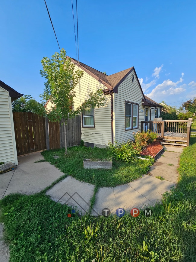 Building Photo - 1212 35th St NE