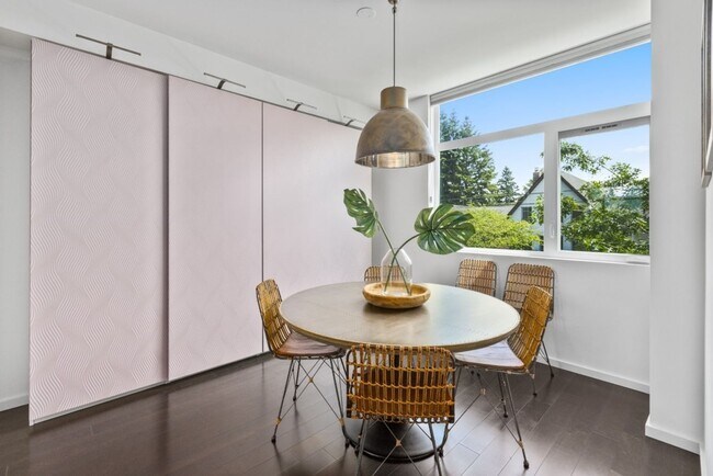 Building Photo - 4Bd/3Ba Seattle Townhome