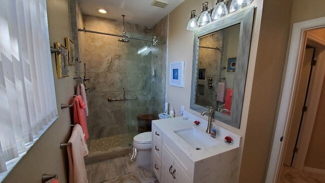 Building Photo - Bouchelle Condo Available August 24th!!!