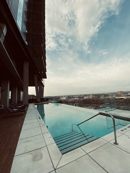 Lake View Infinity Pool - 70 Rainey St