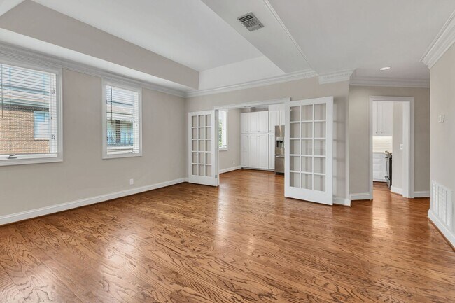 Building Photo - Newly Renovated Condo in The Westende with...