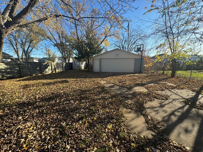 Building Photo - 3-Bedroom Home with Oversized 2-Car Garage...