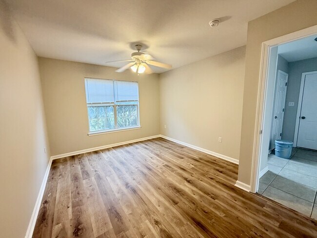 Building Photo - 81 Lake Front Dr