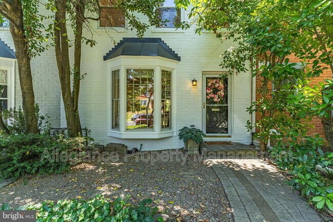 Building Photo - 912 Green St