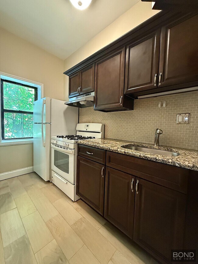 Building Photo - 1.5 Bedroom + Private Outdoor Space