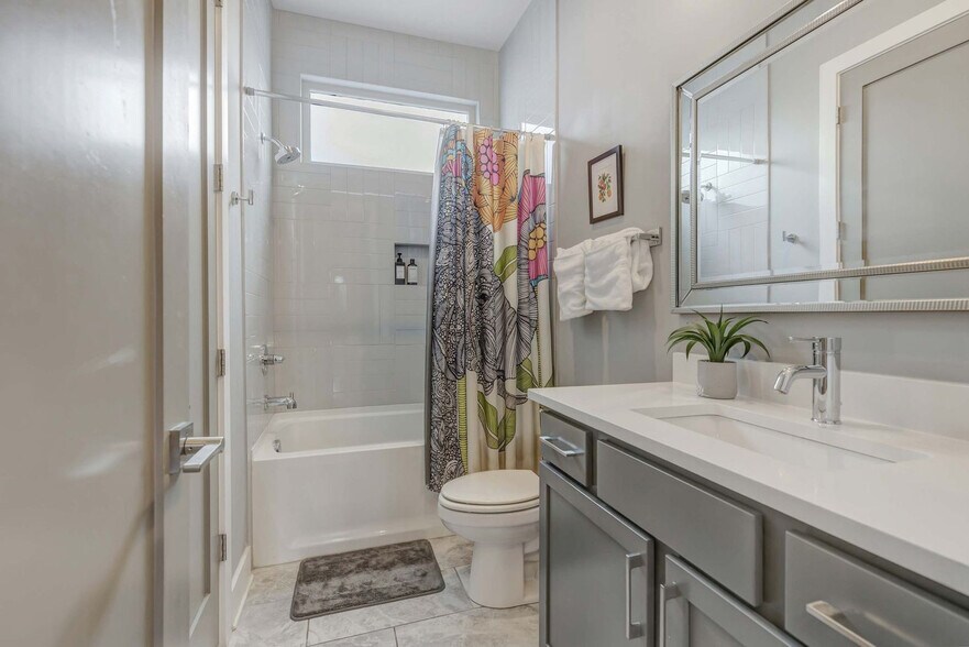 Building Photo - 978 Youngs Ln