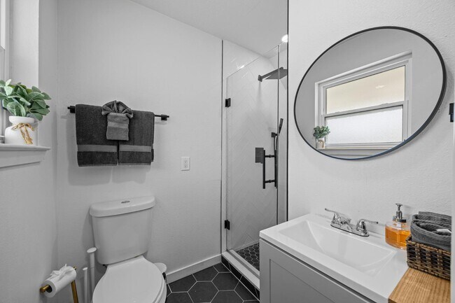 Building Photo - 2227 Greenbrier Dr