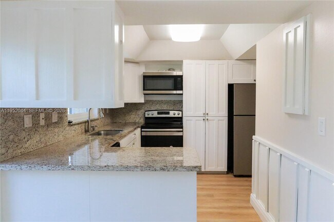 Building Photo - 8320 SW 39th Ct