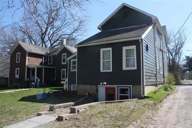 Building Photo - $3,400 | 4 Bedroom, 2 Bathroom House | Pet...