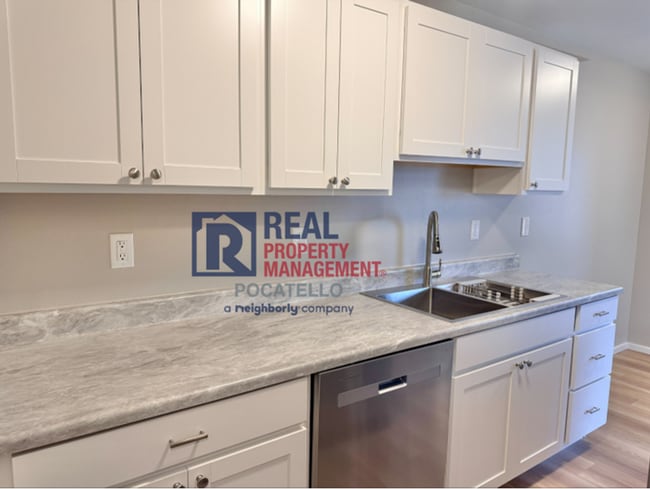 Building Photo - 3 Bedroom 1 Bath Apartment - newly remodeled