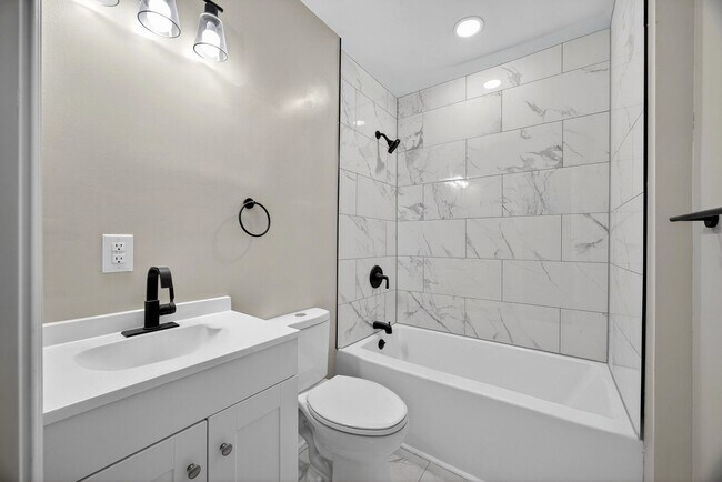 Building Photo - 2218 Holt Dr