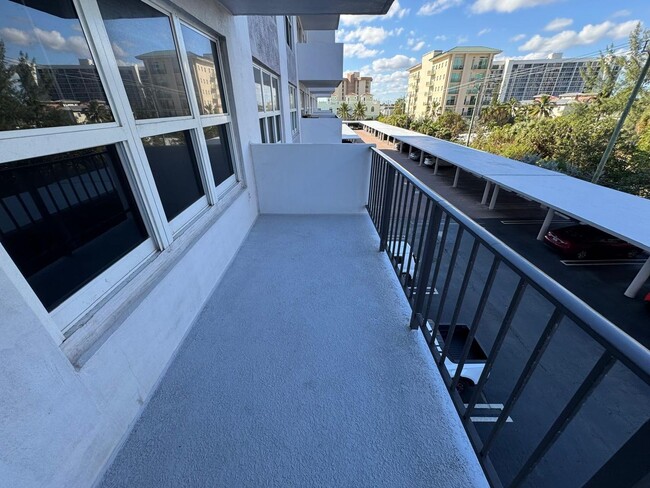 Building Photo - 2 Bed 2 Bath Condo Just Steps From The Oce...