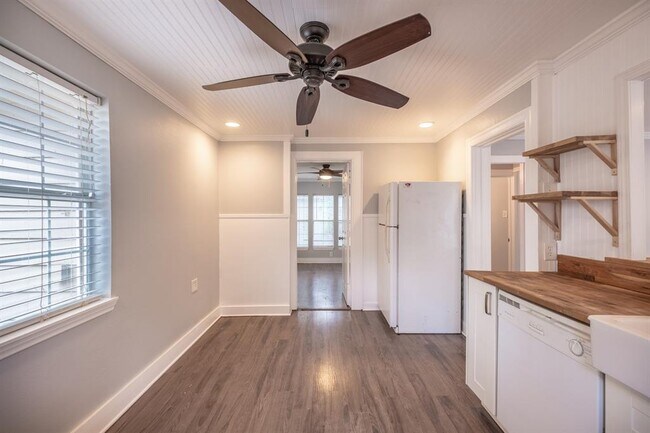 Building Photo - 2100 E 2nd St