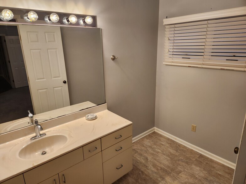 Building Photo - 184 Crescent Dr