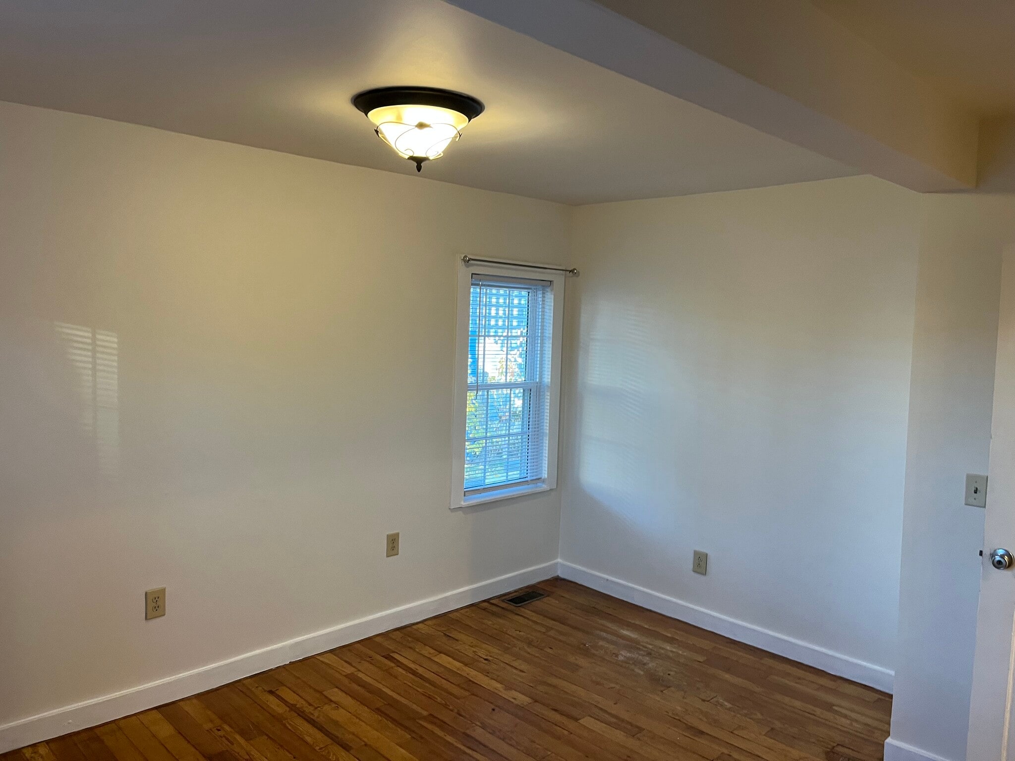 Building Photo - 15 Locust St