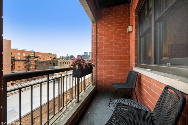Balcony - 35 S Racine Ave