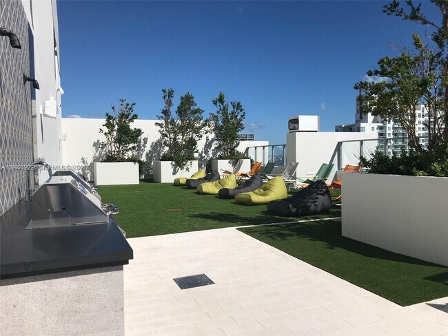 Building Photo - 1010 Brickell Ave