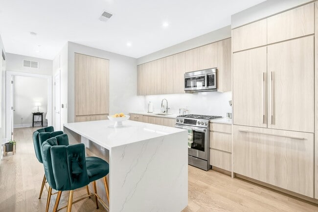 Building Photo - 701 Swann Ave