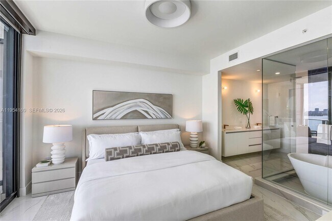 Building Photo - 700 NE 24th St