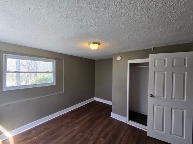 Building Photo - 107 Hollyberry Ln