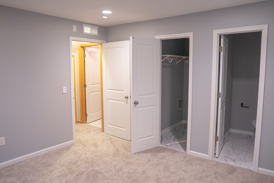 Building Photo - 928 NE Kamies Ln