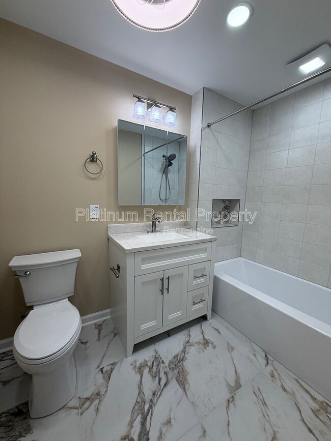 Building Photo - 1900 Selwyn Dr