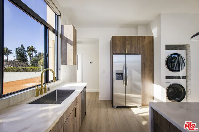 Building Photo - 2651 Vineyard Ave