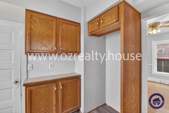 Building Photo - 3377 Lagrange St