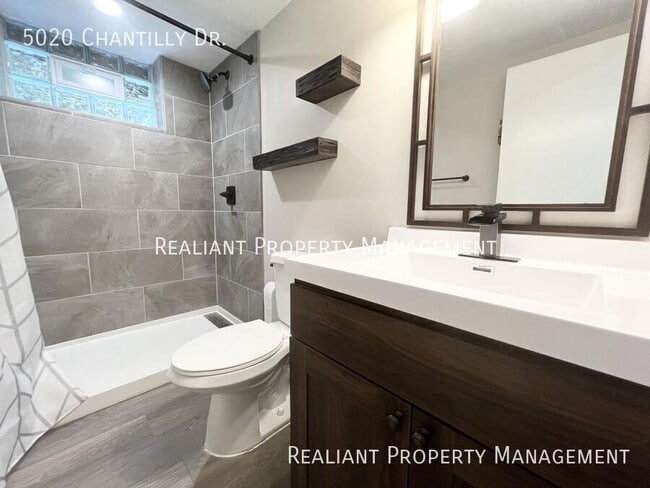 Building Photo - 5020 Chantilly Dr