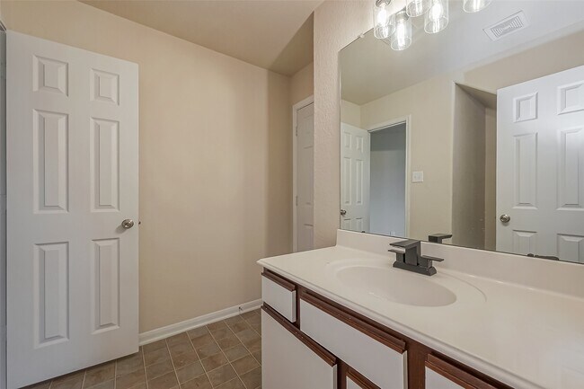 Building Photo - 13510 Dahlia Green Way