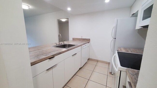 Building Photo - 8160 Geneva Ct