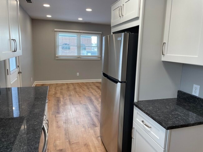 Building Photo - 210 W 6th St