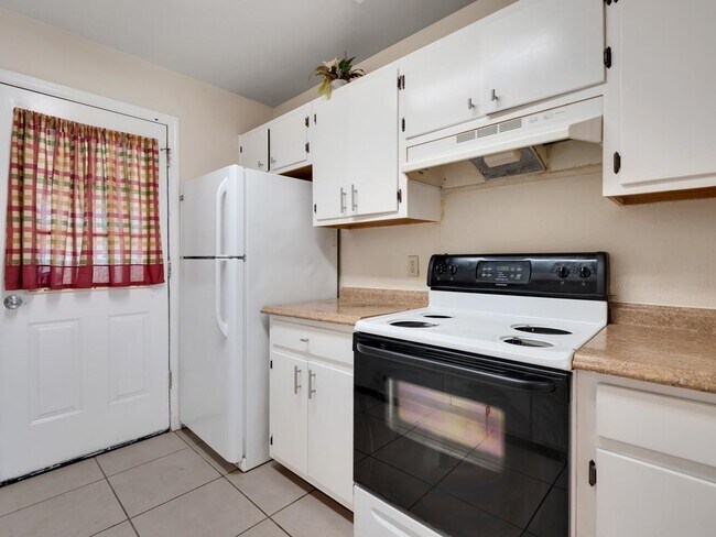 Building Photo - 2221 Timberwood Cir N