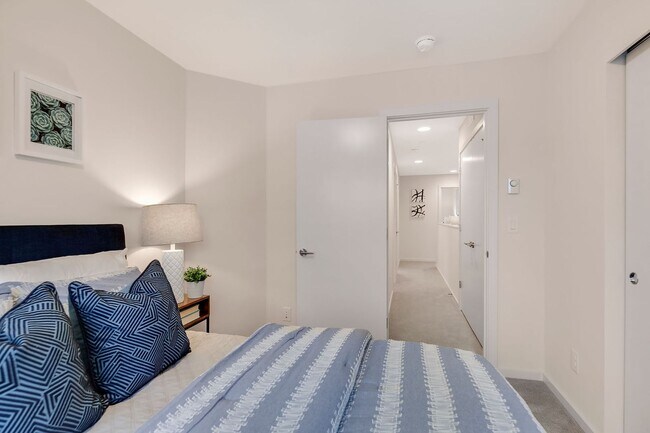Building Photo - 4Bd/3.5Ba Shoreline Townhome