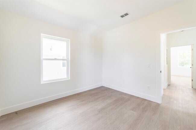 Building Photo - 962 Alexander St