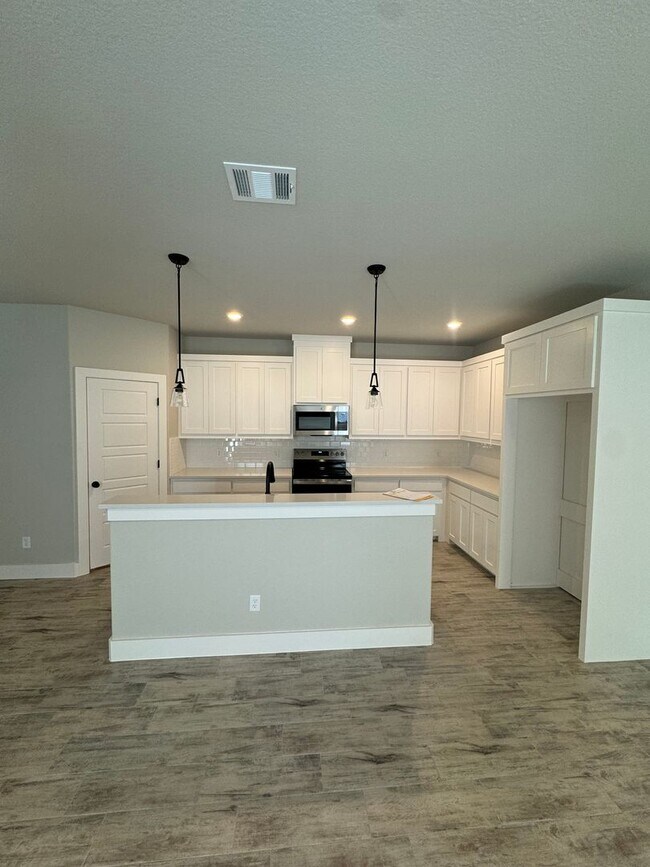 Building Photo - 3/2/2 - FIREPLACE - MUDROOM - GODLEY ISD